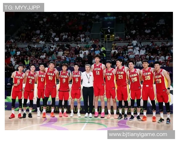 姚明与CBA明星球员合影留念展现篮球团结精神与友谊之光 姚明与CBA明星球员合影留念展现篮球团结精神与友谊之光