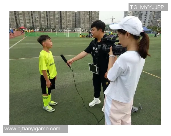 左撇腿足球明星的独特魅力与技术解析让你领略不一样的比赛风采 左撇腿足球明星的独特魅力与技术解析让你领略不一样的比赛风采